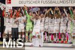 10.05.2025, Fussball 1. Bundesliga 2024/2025, 33. Spieltag,  FC Bayern Mnchen - Borussia Mnchengladbach, in der Allianz-Arena Mnchen. Siegerehrung des Deutschen Meisters, der FC Bayern feiert seine 34. Meisterschaft nach Spielende. Thomas Mller (FC Bayern Mnchen) stemmt die Schale in die Hhe, Torwart Manuel Neuer (FC Bayern Mnchen), Joshua Kimmich (FC Bayern Mnchen), Leon Goretzka (FC Bayern Mnchen), Harry Kane (FC Bayern Mnchen), Leroy Sane (Bayern Mnchen), Kingsley Coman (FC Bayern Mnchen), 15, Michael Olise (FC Bayern Mnchen), Raphael Guerreiro (FC Bayern Mnchen), Thomas Mller (FC Bayern Mnchen), Konrad Laimer (FC Bayern Mnchen), Josip Stanisic (Bayern Mnchen), Torwart Daniel Peretz (FC Bayern Mnchen), Torwart Jonas Urbig (FC Bayern Mnchen), Serge Gnabry (FC Bayern Mnchen), Leroy Sane (Bayern Mnchen), Joao Palhinha (FC Bayern Mnchen), Sacha Boey (FC Bayern Mnchen), Gabriel Vidovic (FC Bayern Mnchen), Jonah Kusi-Asare (Bayern Mnchen), Aleksandar Pavlovic (Bayern Mnchen) , Trainer Vincent Kompany (FC Bayern Mnchen), 