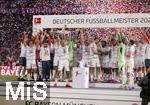 10.05.2025, Fussball 1. Bundesliga 2024/2025, 33. Spieltag,  FC Bayern Mnchen - Borussia Mnchengladbach, in der Allianz-Arena Mnchen. Siegerehrung des Deutschen Meisters, der FC Bayern feiert seine 34. Meisterschaft nach Spielende. Harry Kane (FC Bayern Mnchen) stemmt die Schale in die Hhe, Torwart Manuel Neuer (FC Bayern Mnchen), Joshua Kimmich (FC Bayern Mnchen), Leon Goretzka (FC Bayern Mnchen), Harry Kane (FC Bayern Mnchen), Leroy Sane (Bayern Mnchen), Kingsley Coman (FC Bayern Mnchen), 15, Michael Olise (FC Bayern Mnchen), Raphael Guerreiro (FC Bayern Mnchen), Thomas Mller (FC Bayern Mnchen), Konrad Laimer (FC Bayern Mnchen), Josip Stanisic (Bayern Mnchen), Torwart Daniel Peretz (FC Bayern Mnchen), Torwart Jonas Urbig (FC Bayern Mnchen), Serge Gnabry (FC Bayern Mnchen), Leroy Sane (Bayern Mnchen), Joao Palhinha (FC Bayern Mnchen), Sacha Boey (FC Bayern Mnchen), Gabriel Vidovic (FC Bayern Mnchen), Jonah Kusi-Asare (Bayern Mnchen), Aleksandar Pavlovic (Bayern Mnchen) , Trainer Vincent Kompany (FC Bayern Mnchen), 