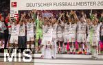 10.05.2025, Fussball 1. Bundesliga 2024/2025, 33. Spieltag,  FC Bayern Mnchen - Borussia Mnchengladbach, in der Allianz-Arena Mnchen. Siegerehrung des Deutschen Meisters, der FC Bayern feiert seine 34. Meisterschaft nach Spielende. Thomas Mller (FC Bayern Mnchen) stemmt die Schale in die Hhe, Torwart Manuel Neuer (FC Bayern Mnchen), Joshua Kimmich (FC Bayern Mnchen), Leon Goretzka (FC Bayern Mnchen), Harry Kane (FC Bayern Mnchen), Leroy Sane (Bayern Mnchen), Kingsley Coman (FC Bayern Mnchen), 15, Michael Olise (FC Bayern Mnchen), Raphael Guerreiro (FC Bayern Mnchen), Thomas Mller (FC Bayern Mnchen), Konrad Laimer (FC Bayern Mnchen), Josip Stanisic (Bayern Mnchen), Torwart Daniel Peretz (FC Bayern Mnchen), Torwart Jonas Urbig (FC Bayern Mnchen), Serge Gnabry (FC Bayern Mnchen), Leroy Sane (Bayern Mnchen), Joao Palhinha (FC Bayern Mnchen), Sacha Boey (FC Bayern Mnchen), Gabriel Vidovic (FC Bayern Mnchen), Jonah Kusi-Asare (Bayern Mnchen), Aleksandar Pavlovic (Bayern Mnchen) , Trainer Vincent Kompany (FC Bayern Mnchen), 