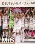 10.05.2025, Fussball 1. Bundesliga 2024/2025, 33. Spieltag,  FC Bayern Mnchen - Borussia Mnchengladbach, in der Allianz-Arena Mnchen. Siegerehrung des Deutschen Meisters, der FC Bayern feiert seine 34. Meisterschaft nach Spielende. Thomas Mller (FC Bayern Mnchen) stemmt die Schale in die Hhe, Torwart Manuel Neuer (FC Bayern Mnchen), Joshua Kimmich (FC Bayern Mnchen), Leon Goretzka (FC Bayern Mnchen), Harry Kane (FC Bayern Mnchen), Leroy Sane (Bayern Mnchen), Kingsley Coman (FC Bayern Mnchen), 15, Michael Olise (FC Bayern Mnchen), Raphael Guerreiro (FC Bayern Mnchen), Thomas Mller (FC Bayern Mnchen), Konrad Laimer (FC Bayern Mnchen), Josip Stanisic (Bayern Mnchen), Torwart Daniel Peretz (FC Bayern Mnchen), Torwart Jonas Urbig (FC Bayern Mnchen), Serge Gnabry (FC Bayern Mnchen), Leroy Sane (Bayern Mnchen), Joao Palhinha (FC Bayern Mnchen), Sacha Boey (FC Bayern Mnchen), Gabriel Vidovic (FC Bayern Mnchen), Jonah Kusi-Asare (Bayern Mnchen), Aleksandar Pavlovic (Bayern Mnchen) , Trainer Vincent Kompany (FC Bayern Mnchen), 