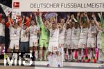 10.05.2025, Fussball 1. Bundesliga 2024/2025, 33. Spieltag,  FC Bayern Mnchen - Borussia Mnchengladbach, in der Allianz-Arena Mnchen. Siegerehrung des Deutschen Meisters, der FC Bayern feiert seine 34. Meisterschaft nach Spielende. Thomas Mller (FC Bayern Mnchen) mit der Schale, Torwart Manuel Neuer (FC Bayern Mnchen), Joshua Kimmich (FC Bayern Mnchen), Leon Goretzka (FC Bayern Mnchen), Harry Kane (FC Bayern Mnchen), Leroy Sane (Bayern Mnchen), Kingsley Coman (FC Bayern Mnchen), 15, Michael Olise (FC Bayern Mnchen), Raphael Guerreiro (FC Bayern Mnchen), Thomas Mller (FC Bayern Mnchen), Konrad Laimer (FC Bayern Mnchen), Josip Stanisic (Bayern Mnchen), Torwart Daniel Peretz (FC Bayern Mnchen), Torwart Jonas Urbig (FC Bayern Mnchen), Serge Gnabry (FC Bayern Mnchen), Leroy Sane (Bayern Mnchen), Joao Palhinha (FC Bayern Mnchen), Sacha Boey (FC Bayern Mnchen), Gabriel Vidovic (FC Bayern Mnchen), Jonah Kusi-Asare (Bayern Mnchen), Aleksandar Pavlovic (Bayern Mnchen) , Trainer Vincent Kompany (FC Bayern Mnchen), 