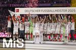 10.05.2025, Fussball 1. Bundesliga 2024/2025, 33. Spieltag,  FC Bayern Mnchen - Borussia Mnchengladbach, in der Allianz-Arena Mnchen. Siegerehrung des Deutschen Meisters, der FC Bayern feiert seine 34. Meisterschaft nach Spielende. Thomas Mller (FC Bayern Mnchen) mit der Schale, Torwart Manuel Neuer (FC Bayern Mnchen), Joshua Kimmich (FC Bayern Mnchen), Leon Goretzka (FC Bayern Mnchen), Harry Kane (FC Bayern Mnchen), Leroy Sane (Bayern Mnchen), Kingsley Coman (FC Bayern Mnchen), 15, Michael Olise (FC Bayern Mnchen), Raphael Guerreiro (FC Bayern Mnchen), Thomas Mller (FC Bayern Mnchen), Konrad Laimer (FC Bayern Mnchen), Josip Stanisic (Bayern Mnchen), Torwart Daniel Peretz (FC Bayern Mnchen), Torwart Jonas Urbig (FC Bayern Mnchen), Serge Gnabry (FC Bayern Mnchen), Leroy Sane (Bayern Mnchen), Joao Palhinha (FC Bayern Mnchen), Sacha Boey (FC Bayern Mnchen), Gabriel Vidovic (FC Bayern Mnchen), Jonah Kusi-Asare (Bayern Mnchen), Aleksandar Pavlovic (Bayern Mnchen) , Trainer Vincent Kompany (FC Bayern Mnchen), 