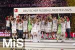 10.05.2025, Fussball 1. Bundesliga 2024/2025, 33. Spieltag,  FC Bayern Mnchen - Borussia Mnchengladbach, in der Allianz-Arena Mnchen. Siegerehrung des Deutschen Meisters, der FC Bayern feiert seine 34. Meisterschaft nach Spielende. Thomas Mller (FC Bayern Mnchen) stemmt die Schale in die Hhe, Torwart Manuel Neuer (FC Bayern Mnchen), Joshua Kimmich (FC Bayern Mnchen), Leon Goretzka (FC Bayern Mnchen), Harry Kane (FC Bayern Mnchen), Leroy Sane (Bayern Mnchen), Kingsley Coman (FC Bayern Mnchen), 15, Michael Olise (FC Bayern Mnchen), Raphael Guerreiro (FC Bayern Mnchen), Thomas Mller (FC Bayern Mnchen), Konrad Laimer (FC Bayern Mnchen), Josip Stanisic (Bayern Mnchen), Torwart Daniel Peretz (FC Bayern Mnchen), Torwart Jonas Urbig (FC Bayern Mnchen), Serge Gnabry (FC Bayern Mnchen), Leroy Sane (Bayern Mnchen), Joao Palhinha (FC Bayern Mnchen), Sacha Boey (FC Bayern Mnchen), Gabriel Vidovic (FC Bayern Mnchen), Jonah Kusi-Asare (Bayern Mnchen), Aleksandar Pavlovic (Bayern Mnchen) , Trainer Vincent Kompany (FC Bayern Mnchen), 