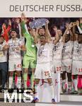 10.05.2025, Fussball 1. Bundesliga 2024/2025, 33. Spieltag,  FC Bayern Mnchen - Borussia Mnchengladbach, in der Allianz-Arena Mnchen. Siegerehrung des Deutschen Meisters, der FC Bayern feiert seine 34. Meisterschaft nach Spielende. Thomas Mller (FC Bayern Mnchen) mit der Schale, Torwart Manuel Neuer (FC Bayern Mnchen), Joshua Kimmich (FC Bayern Mnchen), Leon Goretzka (FC Bayern Mnchen), Harry Kane (FC Bayern Mnchen), Leroy Sane (Bayern Mnchen), Kingsley Coman (FC Bayern Mnchen), 15, Michael Olise (FC Bayern Mnchen), Raphael Guerreiro (FC Bayern Mnchen), Thomas Mller (FC Bayern Mnchen), Konrad Laimer (FC Bayern Mnchen), Josip Stanisic (Bayern Mnchen), Torwart Daniel Peretz (FC Bayern Mnchen), Torwart Jonas Urbig (FC Bayern Mnchen), Serge Gnabry (FC Bayern Mnchen), Leroy Sane (Bayern Mnchen), Joao Palhinha (FC Bayern Mnchen), Sacha Boey (FC Bayern Mnchen), Gabriel Vidovic (FC Bayern Mnchen), Jonah Kusi-Asare (Bayern Mnchen), Aleksandar Pavlovic (Bayern Mnchen) , Trainer Vincent Kompany (FC Bayern Mnchen), 