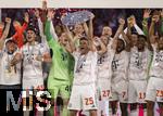 10.05.2025, Fussball 1. Bundesliga 2024/2025, 33. Spieltag,  FC Bayern Mnchen - Borussia Mnchengladbach, in der Allianz-Arena Mnchen. Siegerehrung des Deutschen Meisters, der FC Bayern feiert seine 34. Meisterschaft nach Spielende. Thomas Mller (FC Bayern Mnchen) stemmt die Schale in die Hhe, Torwart Manuel Neuer (FC Bayern Mnchen), Joshua Kimmich (FC Bayern Mnchen), Leon Goretzka (FC Bayern Mnchen), Harry Kane (FC Bayern Mnchen), Leroy Sane (Bayern Mnchen), Kingsley Coman (FC Bayern Mnchen), 15, Michael Olise (FC Bayern Mnchen), Raphael Guerreiro (FC Bayern Mnchen), Thomas Mller (FC Bayern Mnchen), Konrad Laimer (FC Bayern Mnchen), Josip Stanisic (Bayern Mnchen), Torwart Daniel Peretz (FC Bayern Mnchen), Torwart Jonas Urbig (FC Bayern Mnchen), Serge Gnabry (FC Bayern Mnchen), Leroy Sane (Bayern Mnchen), Joao Palhinha (FC Bayern Mnchen), Sacha Boey (FC Bayern Mnchen), Gabriel Vidovic (FC Bayern Mnchen), Jonah Kusi-Asare (Bayern Mnchen), Aleksandar Pavlovic (Bayern Mnchen) , Trainer Vincent Kompany (FC Bayern Mnchen), 