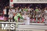 10.05.2025, Fussball 1. Bundesliga 2024/2025, 33. Spieltag,  FC Bayern Mnchen - Borussia Mnchengladbach, in der Allianz-Arena Mnchen. Siegerehrung des Deutschen Meisters, der FC Bayern feiert seine 34. Meisterschaft nach Spielende. Torwart Manuel Neuer (FC Bayern Mnchen) berreicht Thomas Mller (FC Bayern Mnchen) die Schale, 
Joshua Kimmich (FC Bayern Mnchen), Leon Goretzka (FC Bayern Mnchen), Harry Kane (FC Bayern Mnchen), Leroy Sane (Bayern Mnchen), Kingsley Coman (FC Bayern Mnchen), 15, Michael Olise (FC Bayern Mnchen), Raphael Guerreiro (FC Bayern Mnchen), Thomas Mller (FC Bayern Mnchen), Konrad Laimer (FC Bayern Mnchen), Josip Stanisic (Bayern Mnchen), Torwart Daniel Peretz (FC Bayern Mnchen), Torwart Jonas Urbig (FC Bayern Mnchen), Serge Gnabry (FC Bayern Mnchen), Leroy Sane (Bayern Mnchen), Joao Palhinha (FC Bayern Mnchen), Sacha Boey (FC Bayern Mnchen), Gabriel Vidovic (FC Bayern Mnchen), Jonah Kusi-Asare (Bayern Mnchen), Aleksandar Pavlovic (Bayern Mnchen) , Trainer Vincent Kompany (FC Bayern Mnchen), 