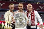 10.05.2025, Fussball 1. Bundesliga 2024/2025, 33. Spieltag,  FC Bayern Mnchen - Borussia Mnchengladbach, in der Allianz-Arena Mnchen. Siegerehrung des Deutschen Meisters, der FC Bayern feiert seine 34. Meisterschaft nach Spielende. Harry Kane (mitte, FC Bayern Mnchen) mit Meisterschale und Familie, Bruder Charlie Kane (li) und Vater Pat Kane (re) freuen sich mit ihm.