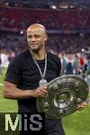 10.05.2025, Fussball 1. Bundesliga 2024/2025, 33. Spieltag,  FC Bayern Mnchen - Borussia Mnchengladbach, in der Allianz-Arena Mnchen. Siegerehrung des Deutschen Meisters, der FC Bayern feiert seine 34. Meisterschaft nach Spielende. Trainer Vincent Kompany (FC Bayern Mnchen) mit der Meisterschale.