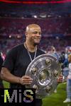 10.05.2025, Fussball 1. Bundesliga 2024/2025, 33. Spieltag,  FC Bayern Mnchen - Borussia Mnchengladbach, in der Allianz-Arena Mnchen. Siegerehrung des Deutschen Meisters, der FC Bayern feiert seine 34. Meisterschaft nach Spielende. Trainer Vincent Kompany (FC Bayern Mnchen) mit der Meisterschale.