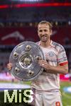 10.05.2025, Fussball 1. Bundesliga 2024/2025, 33. Spieltag,  FC Bayern Mnchen - Borussia Mnchengladbach, in der Allianz-Arena Mnchen. Siegerehrung des Deutschen Meisters, der FC Bayern feiert seine 34. Meisterschaft nach Spielende. Harry Kane (FC Bayern Mnchen) prsentiert den Fotografen stolz die Meisterschale.