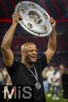 10.05.2025, Fussball 1. Bundesliga 2024/2025, 33. Spieltag,  FC Bayern Mnchen - Borussia Mnchengladbach, in der Allianz-Arena Mnchen. Siegerehrung des Deutschen Meisters, der FC Bayern feiert seine 34. Meisterschaft nach Spielende. Trainer Vincent Kompany (FC Bayern Mnchen) mit der Meisterschale.