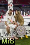 10.05.2025, Fussball 1. Bundesliga 2024/2025, 33. Spieltag,  FC Bayern Mnchen - Borussia Mnchengladbach, in der Allianz-Arena Mnchen. Siegerehrung des Deutschen Meisters, der FC Bayern feiert seine 34. Meisterschaft nach Spielende. v.li: Eric Dier (FC Bayern Mnchen) mit seiner Frau Anna Modler (re).
