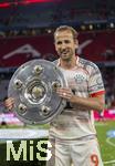 10.05.2025, Fussball 1. Bundesliga 2024/2025, 33. Spieltag,  FC Bayern Mnchen - Borussia Mnchengladbach, in der Allianz-Arena Mnchen. Siegerehrung des Deutschen Meisters, der FC Bayern feiert seine 34. Meisterschaft nach Spielende. Harry Kane (FC Bayern Mnchen) prsentiert den Fotografen stolz die Meisterschale.