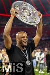 10.05.2025, Fussball 1. Bundesliga 2024/2025, 33. Spieltag,  FC Bayern Mnchen - Borussia Mnchengladbach, in der Allianz-Arena Mnchen. Siegerehrung des Deutschen Meisters, der FC Bayern feiert seine 34. Meisterschaft nach Spielende. Trainer Vincent Kompany (FC Bayern Mnchen) mit der Meisterschale.