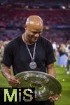 10.05.2025, Fussball 1. Bundesliga 2024/2025, 33. Spieltag,  FC Bayern Mnchen - Borussia Mnchengladbach, in der Allianz-Arena Mnchen. Siegerehrung des Deutschen Meisters, der FC Bayern feiert seine 34. Meisterschaft nach Spielende. Trainer Vincent Kompany (FC Bayern Mnchen) mit der Meisterschale.