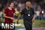 10.05.2025, Fussball 1. Bundesliga 2024/2025, 33. Spieltag,  FC Bayern Mnchen - Borussia Mnchengladbach, in der Allianz-Arena Mnchen. Siegerehrung des Deutschen Meisters, der FC Bayern feiert seine 34. Meisterschaft nach Spielende. v.li: Thomas Mller (FC Bayern Mnchen) und Trainer Vincent Kompany (FC Bayern Mnchen) lachen glcklich zusammen.