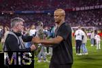 10.05.2025, Fussball 1. Bundesliga 2024/2025, 33. Spieltag,  FC Bayern Mnchen - Borussia Mnchengladbach, in der Allianz-Arena Mnchen. Siegerehrung des Deutschen Meisters, der FC Bayern feiert seine 34. Meisterschaft nach Spielende. Ein Fotograf gibt ihm die Meisterschale fr einen kurzen Fototermin.