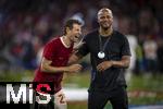 10.05.2025, Fussball 1. Bundesliga 2024/2025, 33. Spieltag,  FC Bayern Mnchen - Borussia Mnchengladbach, in der Allianz-Arena Mnchen. Siegerehrung des Deutschen Meisters, der FC Bayern feiert seine 34. Meisterschaft nach Spielende. v.li: Thomas Mller (FC Bayern Mnchen) und Trainer Vincent Kompany (FC Bayern Mnchen) lachen glcklich zusammen. Mller hat ein goldenes Konfetti hinter den Ohren von der Meisterfeier.