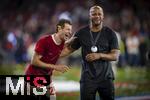 10.05.2025, Fussball 1. Bundesliga 2024/2025, 33. Spieltag,  FC Bayern Mnchen - Borussia Mnchengladbach, in der Allianz-Arena Mnchen. Siegerehrung des Deutschen Meisters, der FC Bayern feiert seine 34. Meisterschaft nach Spielende. v.li: Thomas Mller (FC Bayern Mnchen) und Trainer Vincent Kompany (FC Bayern Mnchen) lachen glcklich zusammen. Mller hat ein goldenes Konfetti hinter den Ohren von der Meisterfeier.