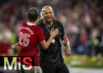 10.05.2025, Fussball 1. Bundesliga 2024/2025, 33. Spieltag,  FC Bayern Mnchen - Borussia Mnchengladbach, in der Allianz-Arena Mnchen. Siegerehrung des Deutschen Meisters, der FC Bayern feiert seine 34. Meisterschaft nach Spielende. v.li: Thomas Mller (FC Bayern Mnchen) und Trainer Vincent Kompany (FC Bayern Mnchen) lachen glcklich zusammen. 