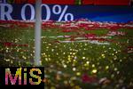 10.05.2025, Fussball 1. Bundesliga 2024/2025, 33. Spieltag,  FC Bayern Mnchen - Borussia Mnchengladbach, in der Allianz-Arena Mnchen. Nach der Siegerehrung des Deutschen Meisters liegen ber den ganzen Platz die Flitter-Konfetti und Papiergirlanden verteilt.