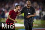 10.05.2025, Fussball 1. Bundesliga 2024/2025, 33. Spieltag,  FC Bayern Mnchen - Borussia Mnchengladbach, in der Allianz-Arena Mnchen. Siegerehrung des Deutschen Meisters, der FC Bayern feiert seine 34. Meisterschaft nach Spielende. v.li: Thomas Mller (FC Bayern Mnchen) und Trainer Vincent Kompany (FC Bayern Mnchen) lachen glcklich zusammen. Mller hat ein goldenes Konfetti hinter den Ohren von der Meisterfeier.