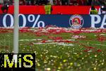 10.05.2025, Fussball 1. Bundesliga 2024/2025, 33. Spieltag,  FC Bayern Mnchen - Borussia Mnchengladbach, in der Allianz-Arena Mnchen. Nach der Siegerehrung des Deutschen Meisters liegen ber den ganzen Platz die Flitter-Konfetti und Papiergirlanden verteilt.