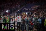 10.05.2025, Fussball 1. Bundesliga 2024/2025, 33. Spieltag,  FC Bayern Mnchen - Borussia Mnchengladbach, in der Allianz-Arena Mnchen. Siegerehrung des Deutschen Meisters, der FC Bayern feiert seine 34. Meisterschaft nach Spielende. Thomas Mller (FC Bayern Mnchen) prsentiert die Meisterschale.