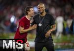 10.05.2025, Fussball 1. Bundesliga 2024/2025, 33. Spieltag,  FC Bayern Mnchen - Borussia Mnchengladbach, in der Allianz-Arena Mnchen. Siegerehrung des Deutschen Meisters, der FC Bayern feiert seine 34. Meisterschaft nach Spielende. v.li: Thomas Mller (FC Bayern Mnchen) und Trainer Vincent Kompany (FC Bayern Mnchen) lachen glcklich zusammen. Mller hat ein goldenes Konfetti hinter den Ohren von der Meisterfeier.