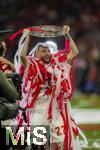 10.05.2025, Fussball 1. Bundesliga 2024/2025, 33. Spieltag,  FC Bayern Mnchen - Borussia Mnchengladbach, in der Allianz-Arena Mnchen. Siegerehrung des Deutschen Meisters, der FC Bayern feiert seine 34. Meisterschaft nach Spielende. Konrad Laimer (FC Bayern Mnchen) wurde von den Kollegen mit meterweise Papiergirlanden in den Vereinsfarben verziert. Die Meisterschale hebt er ber seinem Kopf.