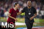 10.05.2025, Fussball 1. Bundesliga 2024/2025, 33. Spieltag,  FC Bayern Mnchen - Borussia Mnchengladbach, in der Allianz-Arena Mnchen. Siegerehrung des Deutschen Meisters, der FC Bayern feiert seine 34. Meisterschaft nach Spielende. v.li: Thomas Mller (FC Bayern Mnchen) und Trainer Vincent Kompany (FC Bayern Mnchen) lachen glcklich zusammen.
