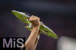 10.05.2025, Fussball 1. Bundesliga 2024/2025, 33. Spieltag,  FC Bayern Mnchen - Borussia Mnchengladbach, in der Allianz-Arena Mnchen. Siegerehrung des Deutschen Meisters, der FC Bayern feiert seine 34. Meisterschaft nach Spielende. Spieler hebt die Meisterschale hoch.
