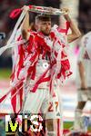 10.05.2025, Fussball 1. Bundesliga 2024/2025, 33. Spieltag,  FC Bayern Mnchen - Borussia Mnchengladbach, in der Allianz-Arena Mnchen. Siegerehrung des Deutschen Meisters, der FC Bayern feiert seine 34. Meisterschaft nach Spielende. Konrad Laimer (FC Bayern Mnchen) wurde von den Kollegen mit meterweise Papiergirlanden in den Vereinsfarben verziert. Die Meisterschale hebt er auf seinem Kopf.