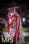 10.05.2025, Fussball 1. Bundesliga 2024/2025, 33. Spieltag,  FC Bayern Mnchen - Borussia Mnchengladbach, in der Allianz-Arena Mnchen. Siegerehrung des Deutschen Meisters, der FC Bayern feiert seine 34. Meisterschaft nach Spielende. Konrad Laimer (FC Bayern Mnchen) wurde von den Kollegen mit meterweise Papiergirlanden in den Vereinsfarben verziert, so da er kaum heraussehen kann. Die Meisterschale hebt er ber seinem Kopf.