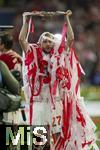 10.05.2025, Fussball 1. Bundesliga 2024/2025, 33. Spieltag,  FC Bayern Mnchen - Borussia Mnchengladbach, in der Allianz-Arena Mnchen. Siegerehrung des Deutschen Meisters, der FC Bayern feiert seine 34. Meisterschaft nach Spielende. Konrad Laimer (FC Bayern Mnchen) wurde von den Kollegen mit meterweise Papiergirlanden in den Vereinsfarben verziert. Die Meisterschale hebt er ber seinem Kopf.