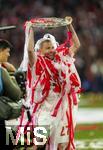 10.05.2025, Fussball 1. Bundesliga 2024/2025, 33. Spieltag,  FC Bayern Mnchen - Borussia Mnchengladbach, in der Allianz-Arena Mnchen. Siegerehrung des Deutschen Meisters, der FC Bayern feiert seine 34. Meisterschaft nach Spielende. Konrad Laimer (FC Bayern Mnchen) wurde von den Kollegen mit meterweise Papiergirlanden in den Vereinsfarben verziert. Die Meisterschale hebt er ber seinem Kopf.