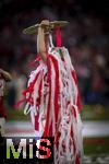 10.05.2025, Fussball 1. Bundesliga 2024/2025, 33. Spieltag,  FC Bayern Mnchen - Borussia Mnchengladbach, in der Allianz-Arena Mnchen. Siegerehrung des Deutschen Meisters, der FC Bayern feiert seine 34. Meisterschaft nach Spielende. Konrad Laimer (FC Bayern Mnchen) wurde von den Kollegen mit meterweise Papiergirlanden in den Vereinsfarben verziert, so da er kaum heraussehen kann. Die Meisterschale hebt er ber seinem Kopf.