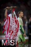 10.05.2025, Fussball 1. Bundesliga 2024/2025, 33. Spieltag,  FC Bayern Mnchen - Borussia Mnchengladbach, in der Allianz-Arena Mnchen. Siegerehrung des Deutschen Meisters, der FC Bayern feiert seine 34. Meisterschaft nach Spielende. Konrad Laimer (FC Bayern Mnchen) wurde von den Kollegen mit meterweise Papiergirlanden in den Vereinsfarben verziert, so da er kaum heraussehen kann. Die Meisterschale hebt er ber seinem Kopf.