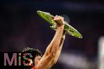 10.05.2025, Fussball 1. Bundesliga 2024/2025, 33. Spieltag,  FC Bayern Mnchen - Borussia Mnchengladbach, in der Allianz-Arena Mnchen. Siegerehrung des Deutschen Meisters, der FC Bayern feiert seine 34. Meisterschaft nach Spielende. Spieler hebt die Meisterschale hoch.