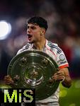 10.05.2025, Fussball 1. Bundesliga 2024/2025, 33. Spieltag,  FC Bayern Mnchen - Borussia Mnchengladbach, in der Allianz-Arena Mnchen. Siegerehrung des Deutschen Meisters, der FC Bayern feiert seine 34. Meisterschaft nach Spielende. Aleksandar Pavlovic (Bayern Mnchen) mit der Meisterschale.