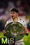 10.05.2025, Fussball 1. Bundesliga 2024/2025, 33. Spieltag,  FC Bayern Mnchen - Borussia Mnchengladbach, in der Allianz-Arena Mnchen. Siegerehrung des Deutschen Meisters, der FC Bayern feiert seine 34. Meisterschaft nach Spielende. Aleksandar Pavlovic (Bayern Mnchen) mit der Meisterschale.