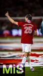 10.05.2025, Fussball 1. Bundesliga 2024/2025, 33. Spieltag,  FC Bayern Mnchen - Borussia Mnchengladbach, in der Allianz-Arena Mnchen. Siegerehrung des Deutschen Meisters, der FC Bayern feiert seine 34. Meisterschaft nach Spielende. Thomas Mller (FC Bayern Mnchen) rennt mit dem Weissbierglas ber den Platz.