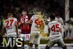 10.05.2025, Fussball 1. Bundesliga 2024/2025, 33. Spieltag,  FC Bayern Mnchen - Borussia Mnchengladbach, in der Allianz-Arena Mnchen. Siegerehrung des Deutschen Meisters, der FC Bayern feiert seine 34. Meisterschaft nach Spielende. Thomas Mller (FC Bayern Mnchen) hlt ganz nass nach einer Bierdusche seine Abschiedsrede. vorne bespritzt Aleksandar Pavlovic (Bayern Mnchen)  seinen Kollegen Josip Stanisic (Bayern Mnchen) 