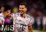 10.05.2025, Fussball 1. Bundesliga 2024/2025, 33. Spieltag,  FC Bayern Mnchen - Borussia Mnchengladbach, in der Allianz-Arena Mnchen. Siegerehrung des Deutschen Meisters, der FC Bayern feiert seine 34. Meisterschaft nach Spielende. v.re: Leon Goretzka (FC Bayern Mnchen) mit Aleksandar Pavlovic (Bayern Mnchen) der die Meisterschale in der Hand hlt.