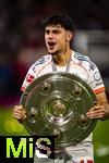 10.05.2025, Fussball 1. Bundesliga 2024/2025, 33. Spieltag,  FC Bayern Mnchen - Borussia Mnchengladbach, in der Allianz-Arena Mnchen. Siegerehrung des Deutschen Meisters, der FC Bayern feiert seine 34. Meisterschaft nach Spielende. Aleksandar Pavlovic (Bayern Mnchen) mit der Meisterschale.