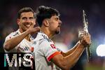 10.05.2025, Fussball 1. Bundesliga 2024/2025, 33. Spieltag,  FC Bayern Mnchen - Borussia Mnchengladbach, in der Allianz-Arena Mnchen. Siegerehrung des Deutschen Meisters, der FC Bayern feiert seine 34. Meisterschaft nach Spielende. v.li: Leon Goretzka (FC Bayern Mnchen) mit Aleksandar Pavlovic (Bayern Mnchen) der die Meisterschale prsentiert.