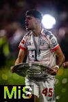 10.05.2025, Fussball 1. Bundesliga 2024/2025, 33. Spieltag,  FC Bayern Mnchen - Borussia Mnchengladbach, in der Allianz-Arena Mnchen. Siegerehrung des Deutschen Meisters, der FC Bayern feiert seine 34. Meisterschaft nach Spielende. Aleksandar Pavlovic (Bayern Mnchen) mit der Meisterschale.