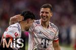 10.05.2025, Fussball 1. Bundesliga 2024/2025, 33. Spieltag,  FC Bayern Mnchen - Borussia Mnchengladbach, in der Allianz-Arena Mnchen. Siegerehrung des Deutschen Meisters, der FC Bayern feiert seine 34. Meisterschaft nach Spielende. v.re: Leon Goretzka (FC Bayern Mnchen) mit Aleksandar Pavlovic (Bayern Mnchen) der die Meisterschale in der Hand hlt.
