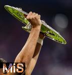 10.05.2025, Fussball 1. Bundesliga 2024/2025, 33. Spieltag,  FC Bayern Mnchen - Borussia Mnchengladbach, in der Allianz-Arena Mnchen. Siegerehrung des Deutschen Meisters, der FC Bayern feiert seine 34. Meisterschaft nach Spielende. Spieler hebt die Meisterschale hoch.