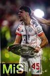 10.05.2025, Fussball 1. Bundesliga 2024/2025, 33. Spieltag,  FC Bayern Mnchen - Borussia Mnchengladbach, in der Allianz-Arena Mnchen. Siegerehrung des Deutschen Meisters, der FC Bayern feiert seine 34. Meisterschaft nach Spielende. Aleksandar Pavlovic (Bayern Mnchen) mit der Meisterschale.